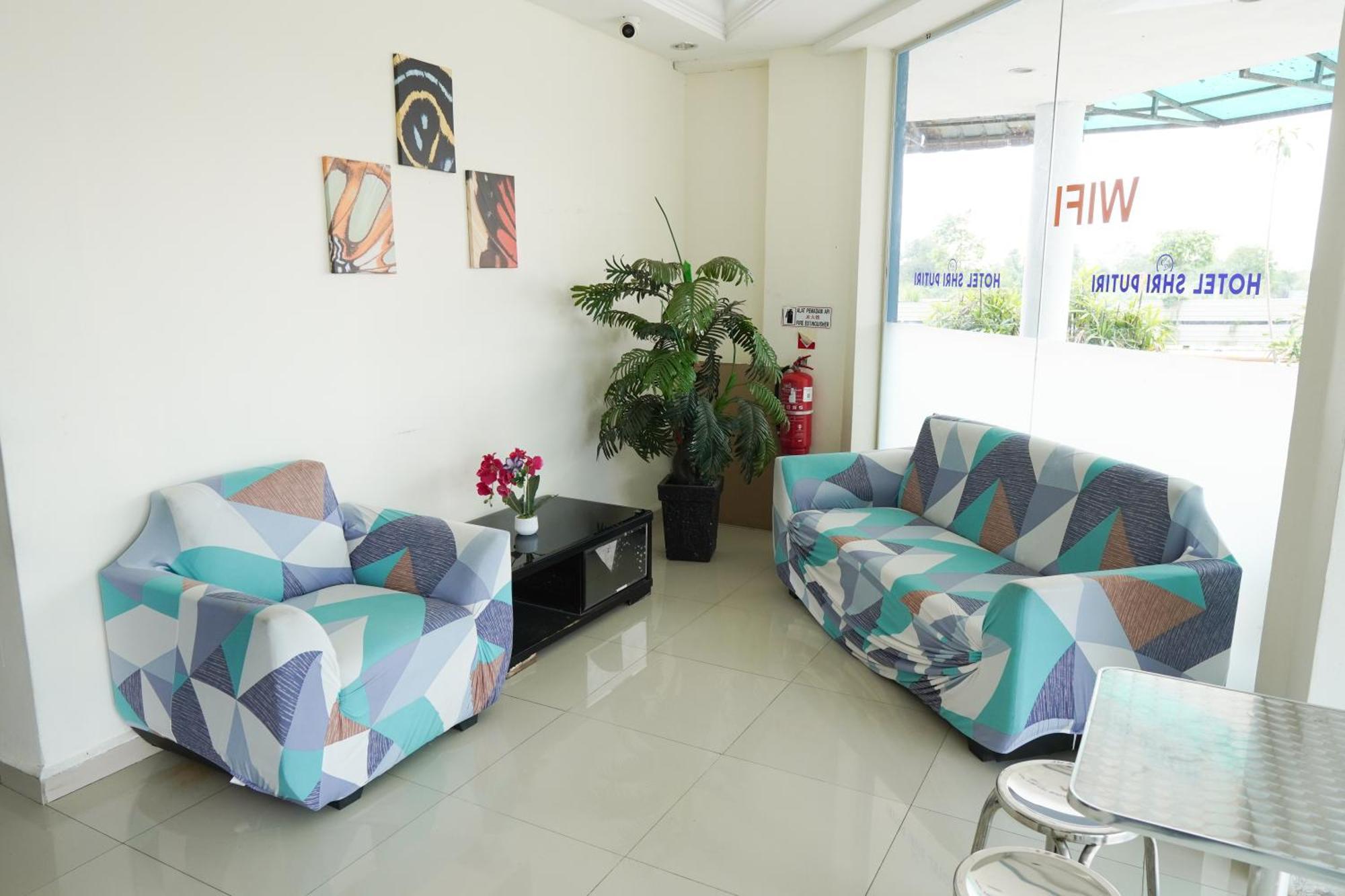 Hotel Shri Putiri ปาเซอร์กูดัง ภายนอก รูปภาพ